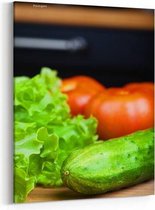 Schilderij - Groenten tomaat, komkommer, salade op een houten tafel — 70x100 cm