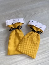 2 kruikenzakken - kruikenzak okergeel met veren