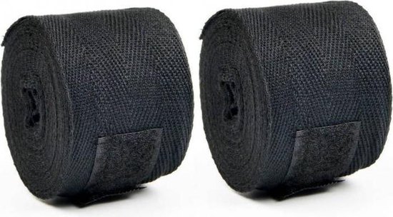 Twee zwarte, opgerolde bok bandages met klittenbandsluiting op de voorkant.