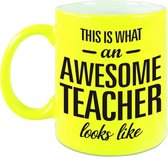 This is what an awesome teacher looks like tekst cadeau mok / beker - 330 ml - neon geel - kado juf/meester/docent/leraar/lerares