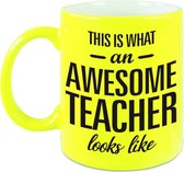 Awesome teacher cadeau neon gele mok / beker voor juf / meester 330 ml