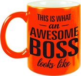This is what an awesome boss looks like cadeau mok / beker - 330 ml - neon oranje - baas / werkgever - koffiemok / theebeker