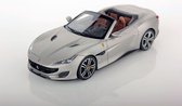 De 1:43 Diecast modelauto van de Ferrari Portofino Cabriolet Open van 2018 in Grey Metallic. De fabrikant van het schaalmodel is Looksmart.Dit model is alleen online beschikbaar.
