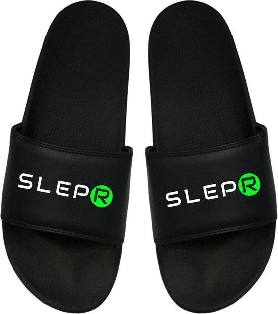 Zwarte badslippers met witte 'SLEPR' tekst en groen logo.