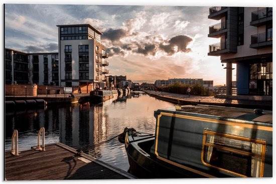 Dibond - Boot in Stadsrivier - 60x40cm Foto op Aluminium (Met Ophangsysteem)