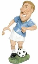 Grappige beroepen beeldje voetballer in blauw met bal de komische wereld van karikatuur beeldjes – komische beeldjes – geschenk voor – cadeau -gift -verjaardag kado