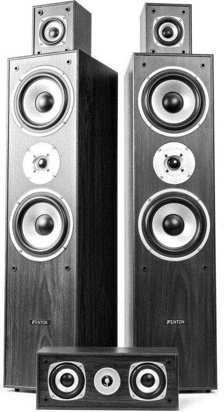 Set Fenton speakers: twee hoge speakers, een soundbar, en twee kleine speakers bovenop de hoge.