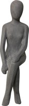 sculptuur vrouw zittend hoog 50 cm zandsteen grijs decoratief
