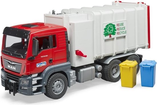 Rode vuilniswagen met witte laadbak, voorzien van de tekst 'REUSE REDUCE RECYCLE' en twee miniatuur afvalbakken, geel en blauw.