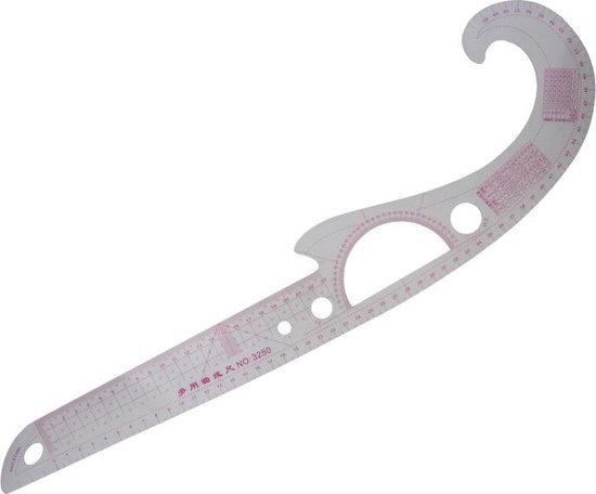 Witte naaicarrousel liniaal met roze markeringen, gaten en een gebogen schaal.