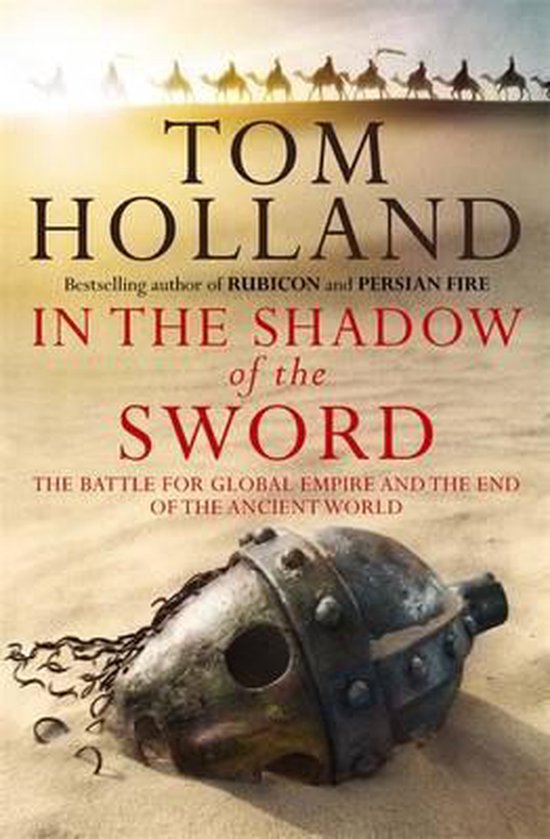 Boekomslag van 'In The Shadow of the Sword' door Tom Holland, met een helm op het zand en een karavaan op de achtergrond.