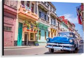Canvas  - Blauwe Auto in Straat in Cuba - 120x80cm Foto op Canvas Schilderij (Wanddecoratie op Canvas)
