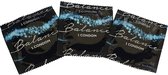 Drie individuele Balance condooms in verpakking met blauwe spetters op zwarte achtergrond.