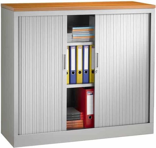 Zilverkleurige roldeurkast met houtlook blad, open vakken met mappen.