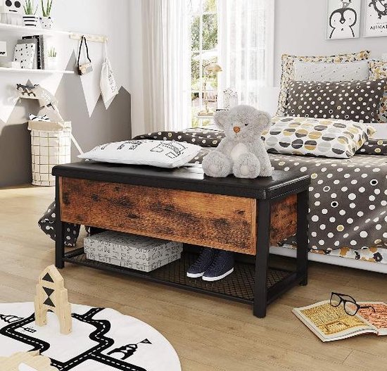 Zwart, leren opbergbank met houtfineer, in een kinderslaapkamer, met schoenen eronder.