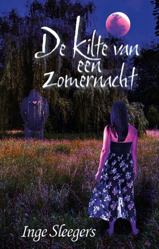 Een vrouw in een zomerjurk staat in een weiland naar een donkere gestalte onder een rode maan. Titel: De kilte van een zomernacht.