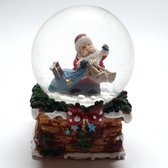 Sneeuwbol schoorsteen met kerstman met blauwe cadeau zak 9cm hoog