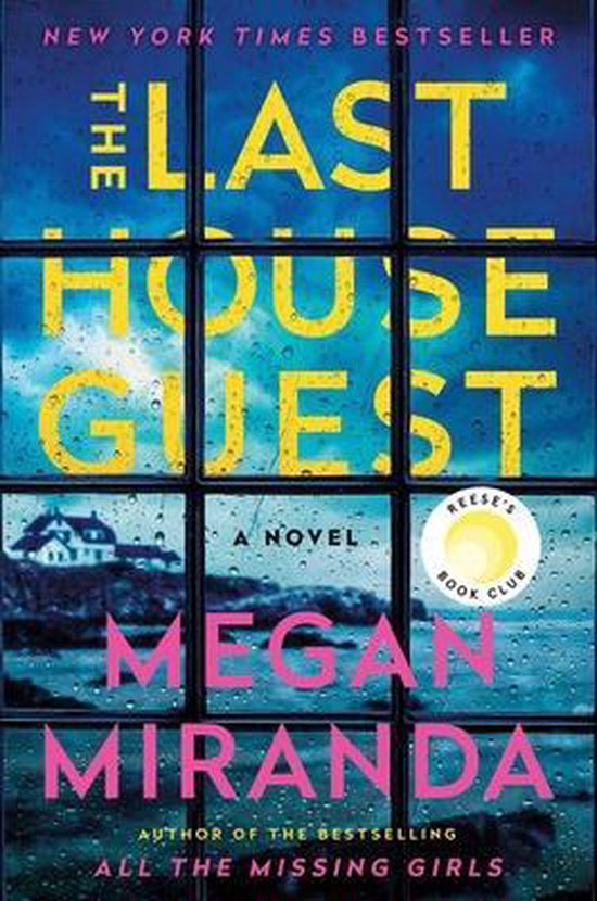 Boekomslag met de titel 'The Last House Guest', een roman van Megan Miranda. Een huis aan zee door een regenachtig raam.