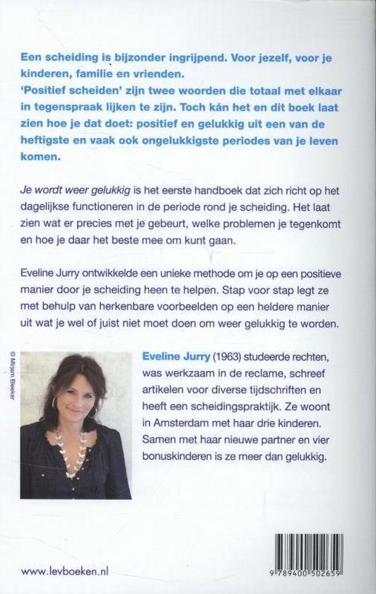 Foto van Eveline Jurry, met een parelketting, voor de achterkant van het boek "Je wordt weer gelukkig".