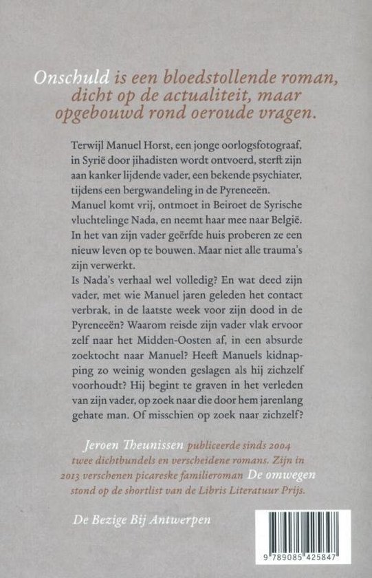 Boekcover met tekst: 'Onschuld is een bloedstollende roman, dicht op de actualiteit, maar opgebouwd rond oeroude vragen.'