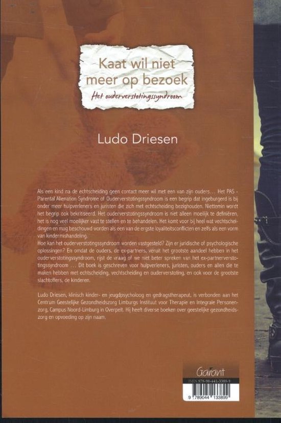 Achterkant boek "Kaat wil niet meer op bezoek: Het ouderverstotingssyndroom" door Ludo Driesen. Bruine achtergrond met tekst. Deels zichtbaar: benen van een persoon met spijkerbroek en laarzen.