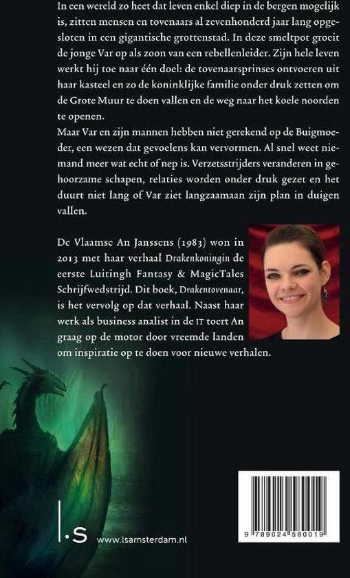 Achterkant van het boek 'Drakentovenaar'. Met tekst over het verhaal en de auteur An Janssens, een afbeelding van een draak, en een barcode.