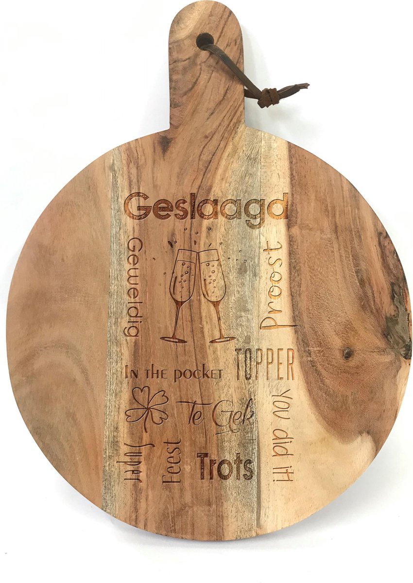 Ronde snijplank/borrelplank met tekst gravure GESLAAGD. Een origineel cadeau om iemand die net geslaagd is. Het formaat is 40x30cm incl. handvat en 30cm doorsnede excl. handvat.