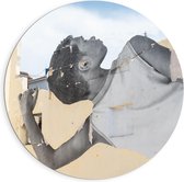 Dibond Wandcirkel - Geschilderde Jongen Kijkt Over Muur - 90x90cm Foto op Aluminium Wandcirkel (met ophangsysteem)