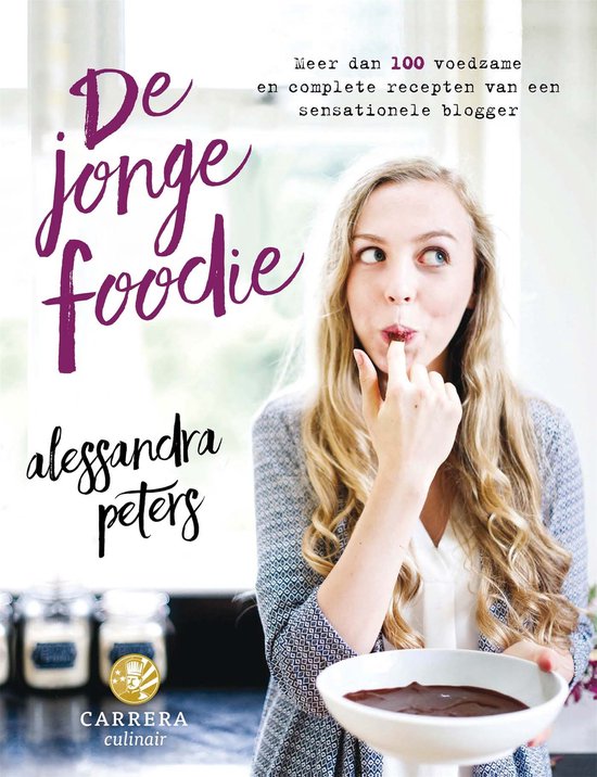 Couverture de livre avec le titre 'De jonge foodie' et une femme aux cheveux blonds trempant son doigt dans du chocolat.