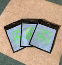 Trois pochettes bleu clair avec un logo vert néon d'un téléphone et d'une main.