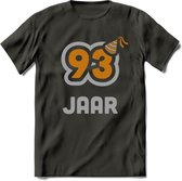 93 Jaar Feest T-Shirt | Goud - Zilver | Grappig Verjaardag Cadeau Shirt | Dames - Heren - Unisex | Tshirt Kleding Kado | - Donker Grijs - 3XL