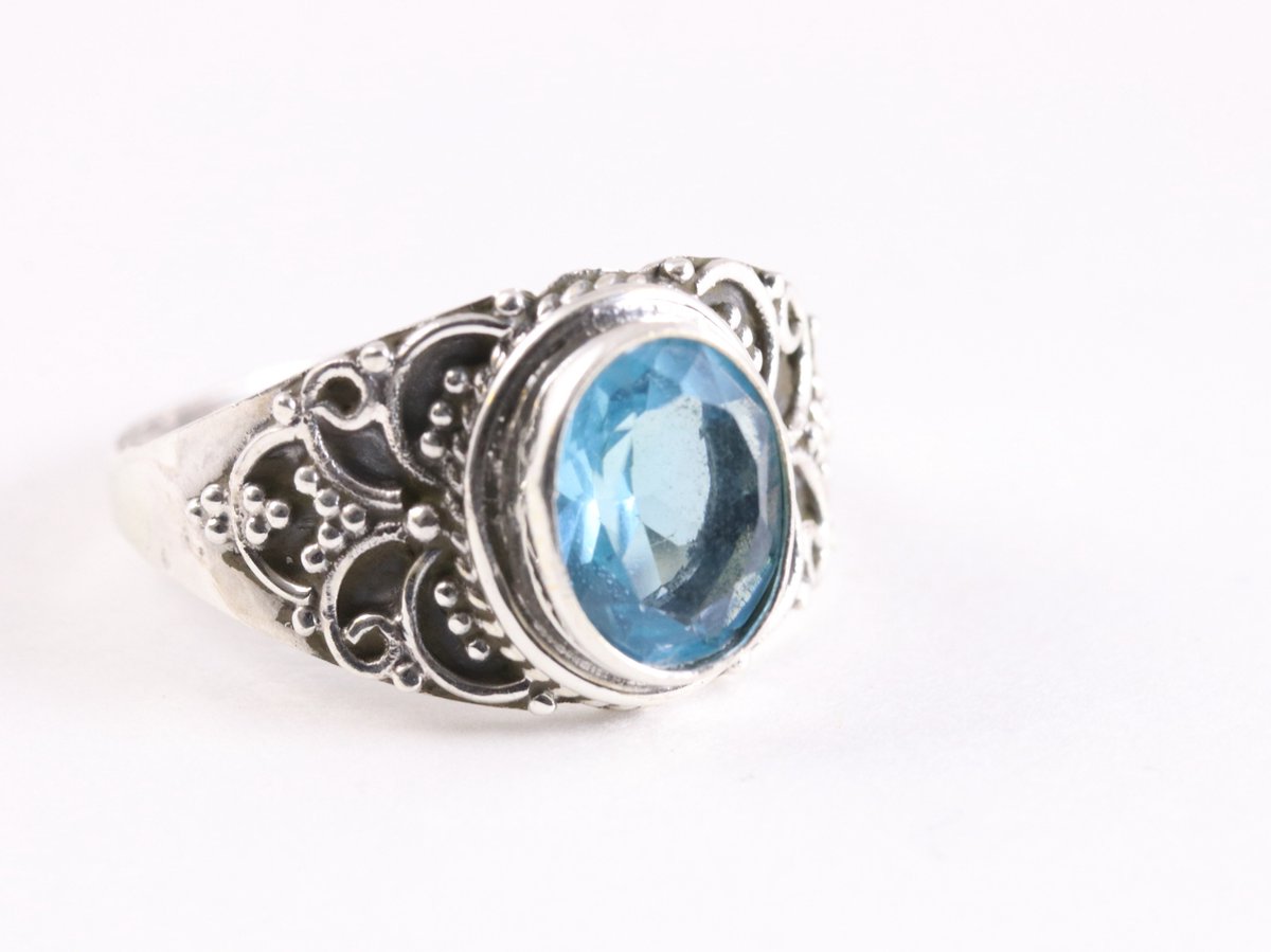 Bewerkte zilveren ring met blauwe topaas - maat 19