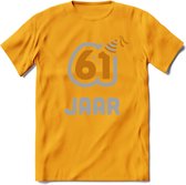 61 Jaar Feest T-Shirt | Goud - Zilver | Grappig Verjaardag Cadeau Shirt | Dames - Heren - Unisex | Tshirt Kleding Kado | - Geel - L