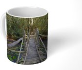 Mok - Een houten constructie over een rivier in het Nationaal park Andasibe Mantadia - 350 ML - Beker