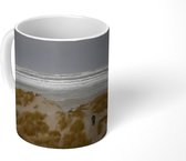 Mok - Uitzicht vanaf de duinen op een donkere hemel op Terschelling - 350 ML - Beker
