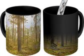 Magische Mok - Foto op Warmte Mok - Een man is op jacht in het bos - 350 ML