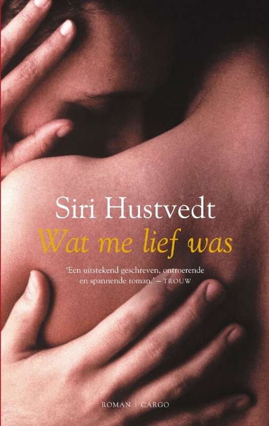 Boekomslag van 'Wat me lief was' met een close-up van twee omhelzende personen.