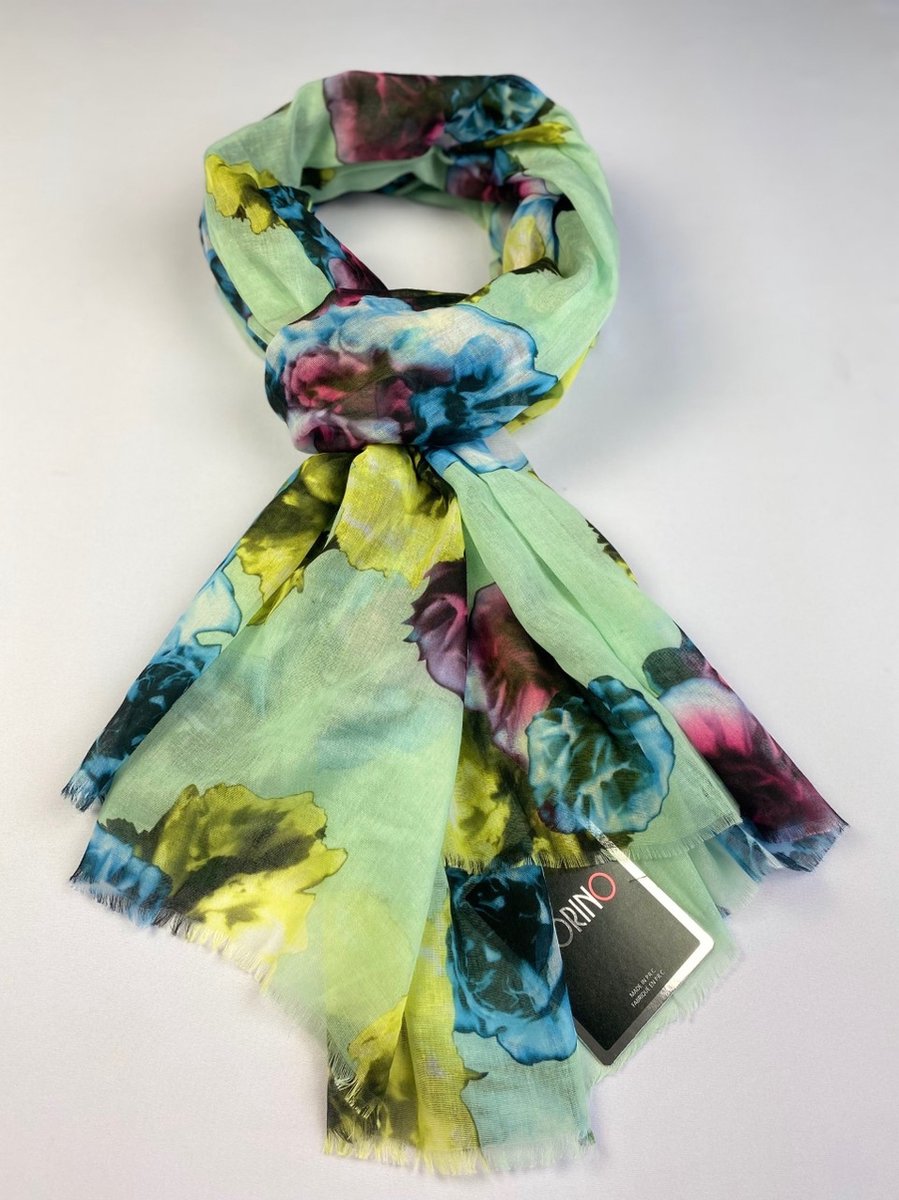 Sjaal met pioenrozen en kleuren van 30% zijde met 70 % viscose van dun materiaal