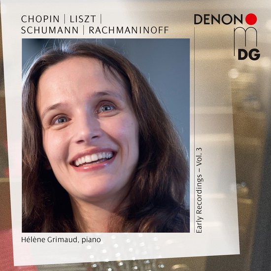 Close-up portret van Hélène Grimaud, een vrouw met bruin haar en blauwe ogen, lachend in de camera.