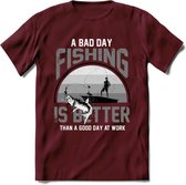 A Bad Day Fishing - Vissen T-Shirt | Grijs | Grappig Verjaardag Vis Hobby Cadeau Shirt | Dames - Heren - Unisex | Tshirt Hengelsport Kleding Kado - Burgundy - XL