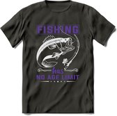 Fishing Has No Age Limit - Vissen T-Shirt | Paars | Grappig Verjaardag Vis Hobby Cadeau Shirt | Dames - Heren - Unisex | Tshirt Hengelsport Kleding Kado - Donker Grijs - L