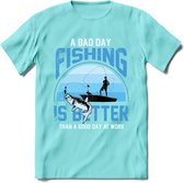 A Bad Day Fishing - Vissen T-Shirt | Blauw | Grappig Verjaardag Vis Hobby Cadeau Shirt | Dames - Heren - Unisex | Tshirt Hengelsport Kleding Kado - Licht Blauw - L