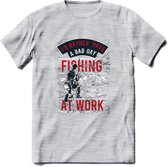 A bad Day Fishing - Vissen T-Shirt | Rood | Grappig Verjaardag Vis Hobby Cadeau Shirt | Dames - Heren - Unisex | Tshirt Hengelsport Kleding Kado - Licht Grijs - Gemaleerd - 3XL