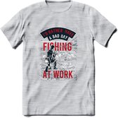 A bad Day Fishing - Vissen T-Shirt | Rood | Grappig Verjaardag Vis Hobby Cadeau Shirt | Dames - Heren - Unisex | Tshirt Hengelsport Kleding Kado - Licht Grijs - Gemaleerd - XXL