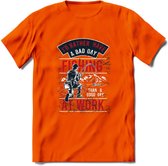 A bad Day Fishing - Vissen T-Shirt | Rood | Grappig Verjaardag Vis Hobby Cadeau Shirt | Dames - Heren - Unisex | Tshirt Hengelsport Kleding Kado - Oranje - XXL