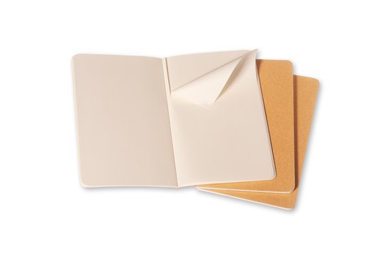 Een open notitieboek met crème gekleurde pagina's, naast twee bruine kaften, de bovenste met een opgeslagen hoek.