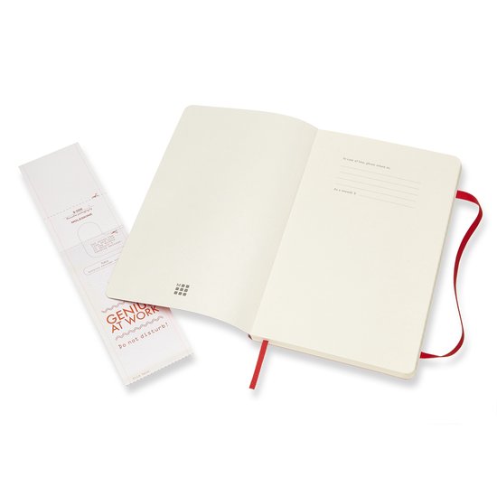 Liggend rood Moleskine notitieboek met open blanco pagina's en een 'Do not disturb'-kaartje.