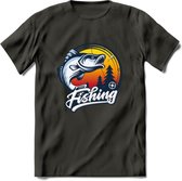 Fishing - Vissen T-Shirt | Grappig Verjaardag Vis Hobby Cadeau Shirt | Dames - Heren - Unisex | Tshirt Hengelsport Kleding Kado - Donker Grijs - L