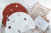 SoapGifts - handgemaakt kraamcadeau - unisex - meisje/jongen - newborn cadeau - schattige handgemaakte babymutsjes met maantjes - handgemaakte babykleding en zeep  ook leuk voor de aanstaande