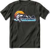 Fishing - Vissen T-Shirt | Grappig Verjaardag Vis Hobby Cadeau Shirt | Dames - Heren - Unisex | Tshirt Hengelsport Kleding Kado - Donker Grijs - M